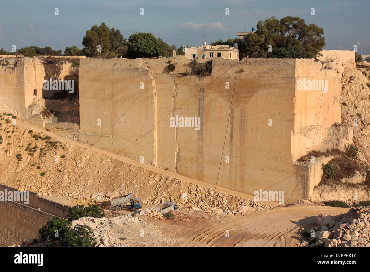 Cantera de piedra caliza en Malta Foto de stock