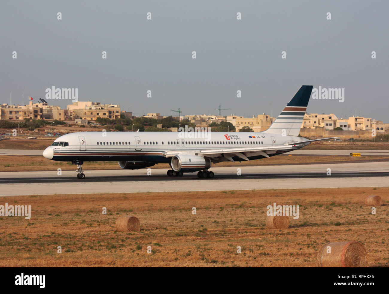 Privilegio de estilo avión charter Boeing 757-200 en la pista durante el despegue desde Malta Foto de stock