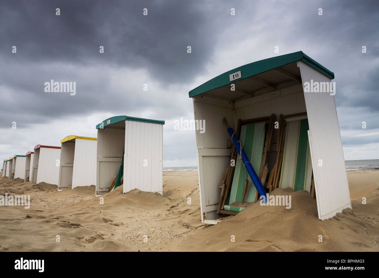 Casas de baños en la playa después de una fuerte tormenta Foto de stock