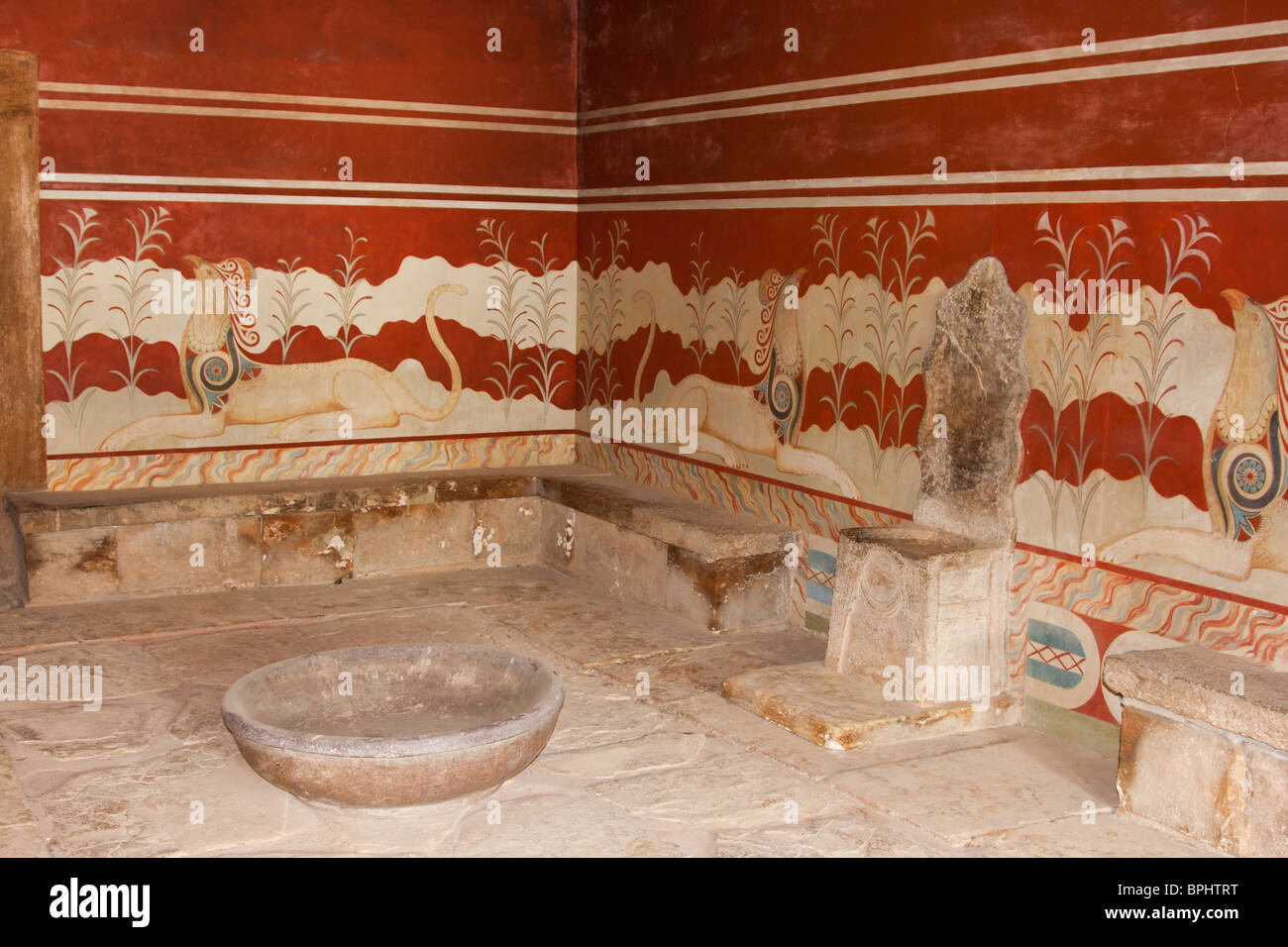 Detalles de la sala del trono en el sitio arqueológico de Knossos en