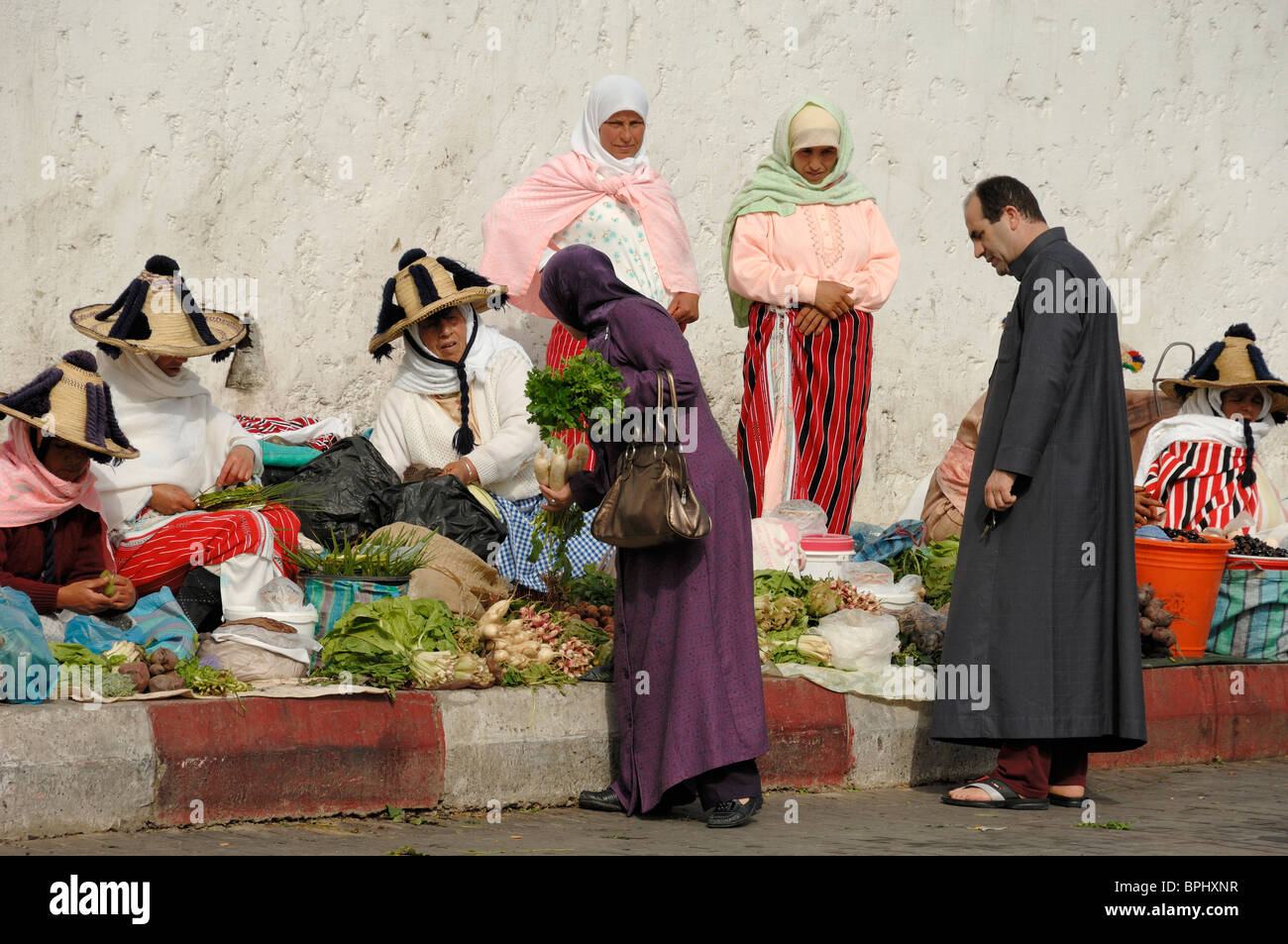 Pareja Middle-Class marroquí de compras en el mercado de hortalizas dirigidas por mujeres campesinas de montaña Rif, Tánger Tánger o Tánger, Marruecos Foto de stock