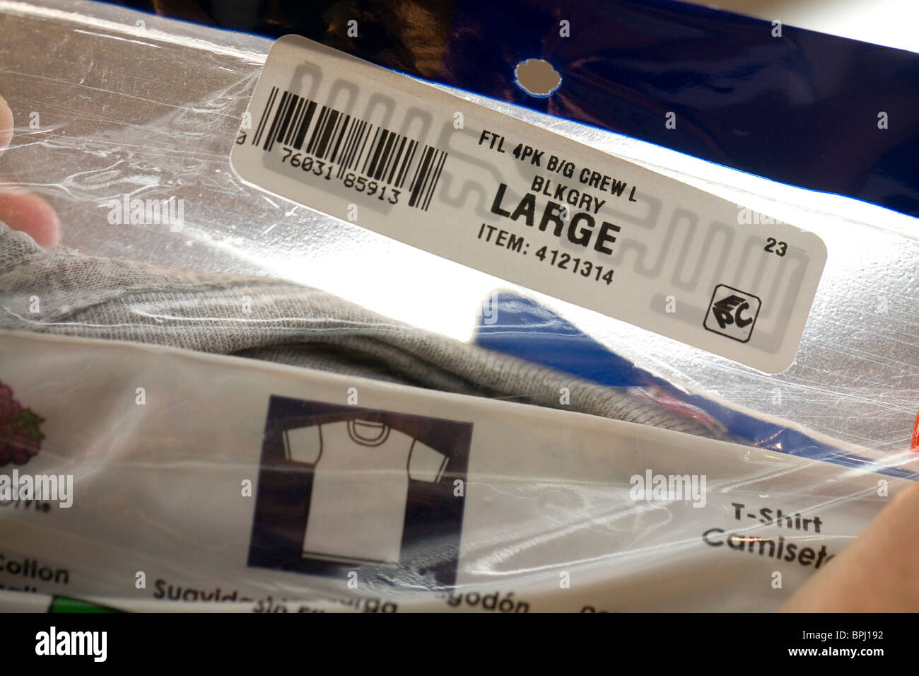 Una etiqueta RFID EPC o retroiluminados en un par de ropa interior de  hombres en un Walmart en Rogers, Arkansas Fotografía de stock - Alamy