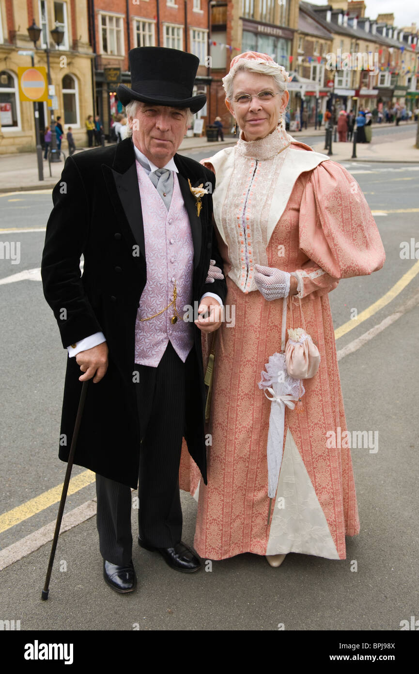 La mujer y el hombre en trajes de época en el anual Festival victoriano en  Llandrindod Wells Powys Mid Wales UK Fotografía de stock - Alamy