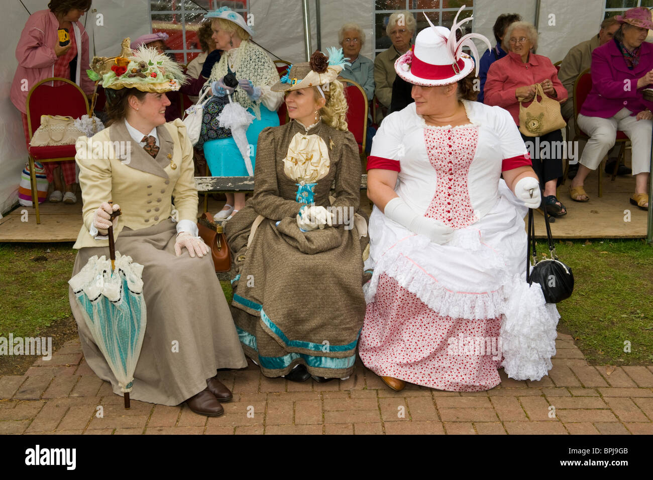Señoras en auténticos trajes de época en el anual Festival victoriano en Llandrindod Wells Powys Mid Wales UK Foto de stock