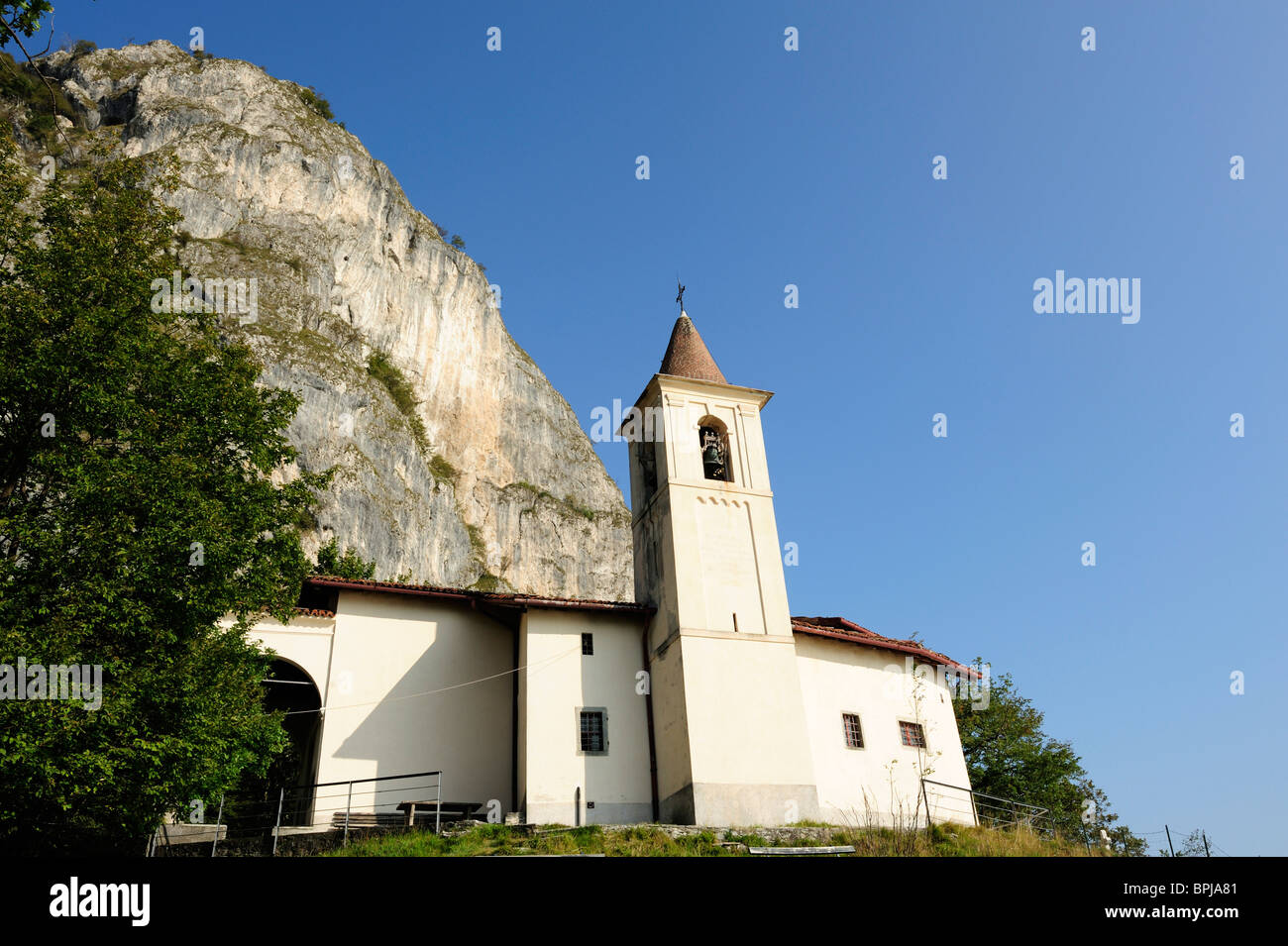 Iglesia de San Martino, en frente de la cara de la roca, San Martino, el Lago de Como, en Lombardía, Italia Foto de stock