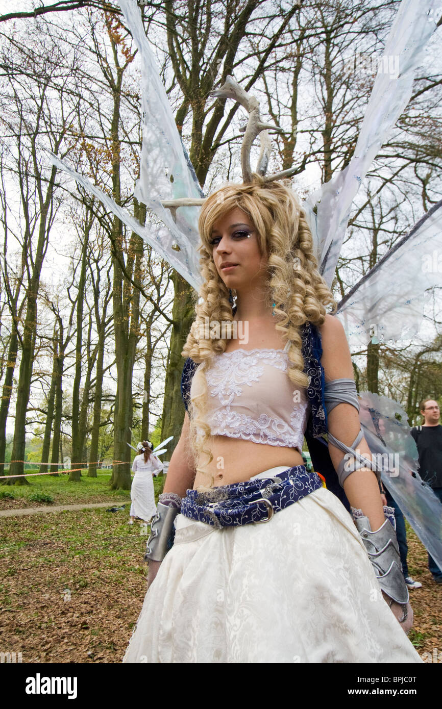 Chica en el Elf Fantasy Fair on April 25, 2010 en Haarzuilens, Países Bajos Foto de stock