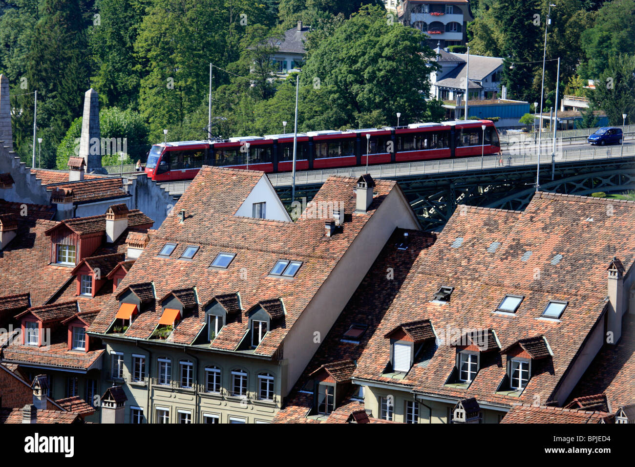 Tranvía cruzando Kornhausbrüke, Berna, Suiza Foto de stock