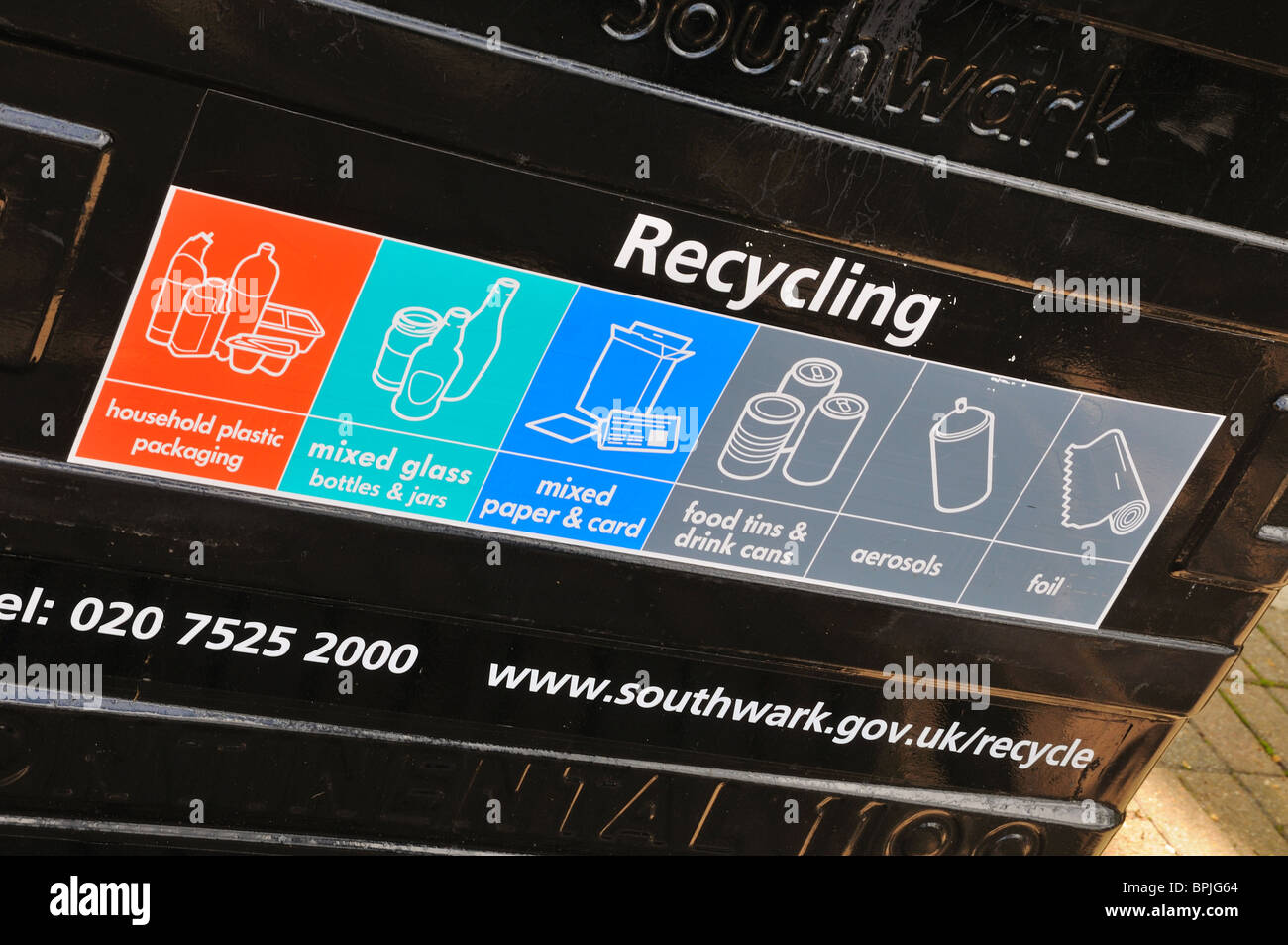 Papelera de reciclaje con información como qué reciclar Foto de stock