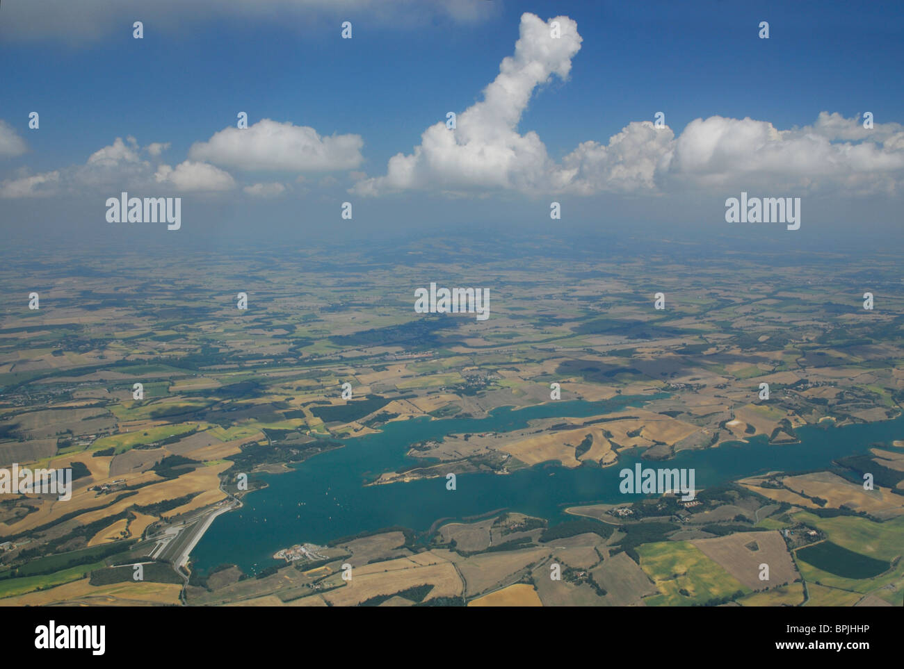 Vista aérea del lago Ganguise (también llamado L'Estrade dam) En verano, Belflou, Aude, Languedoc-Rosellón, Francia Foto de stock