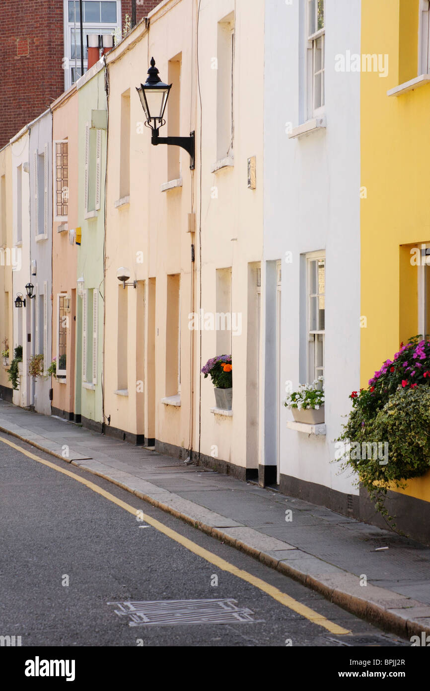 Una fila de casas coloridas en Londres, Reino Unido Foto de stock