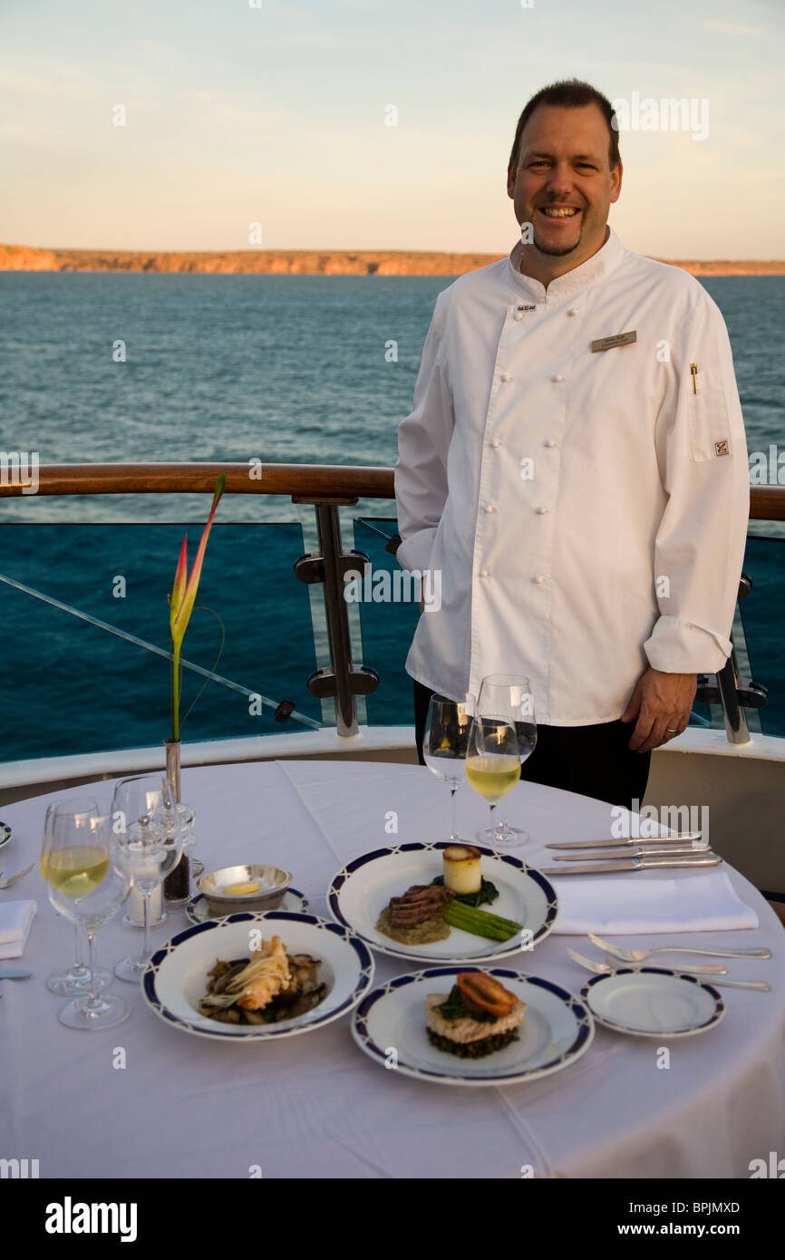 Cruise ship chef fotografías e imágenes de alta resolución - Alamy