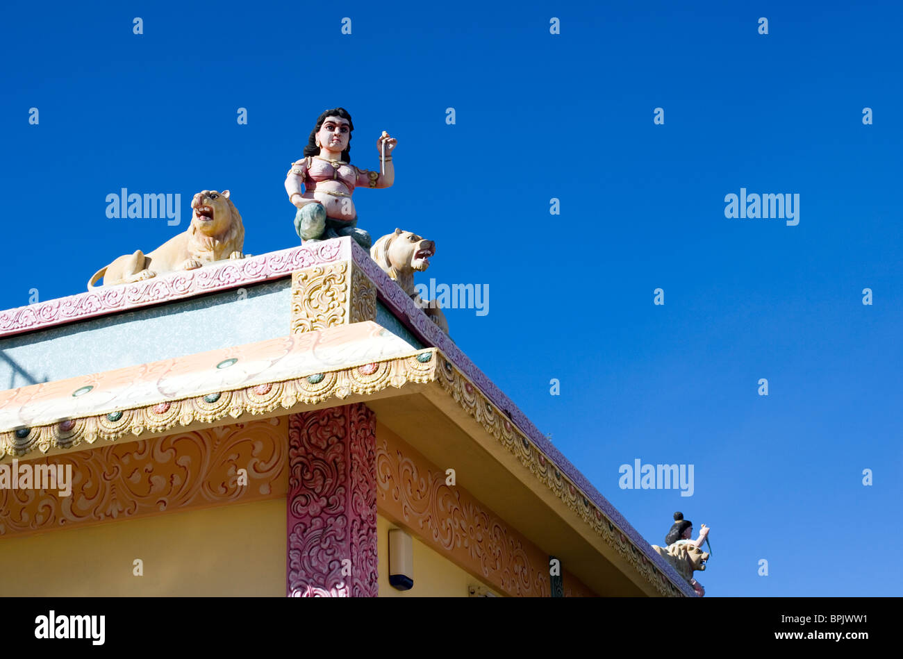 Templo de la deidad hindú figura con leones, techo detalle , Mauricio Foto de stock