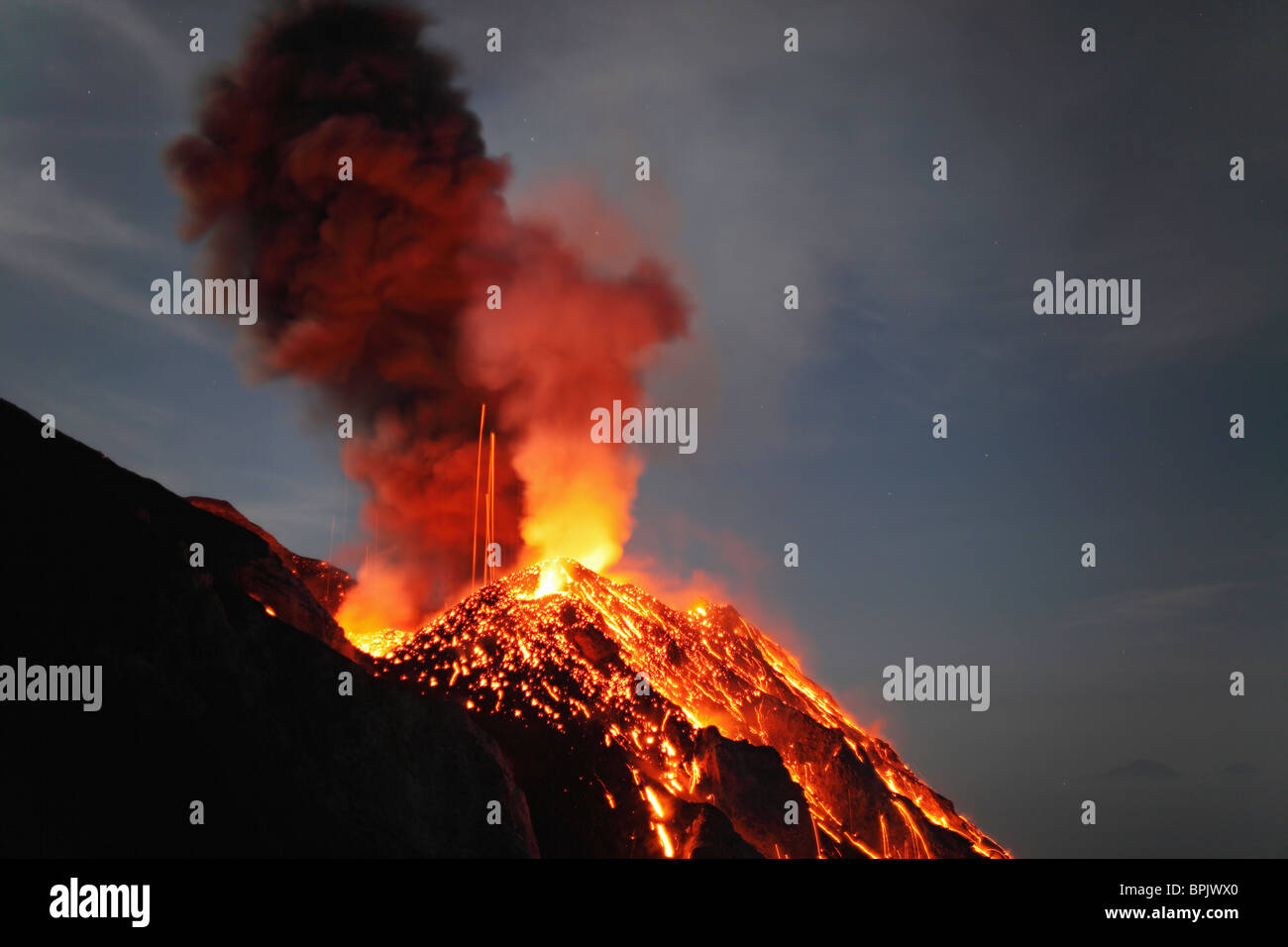 Mayo 10, 2009 - Stromboli erupción, las Islas Eolias, al norte de Sicilia, Italia. Foto de stock