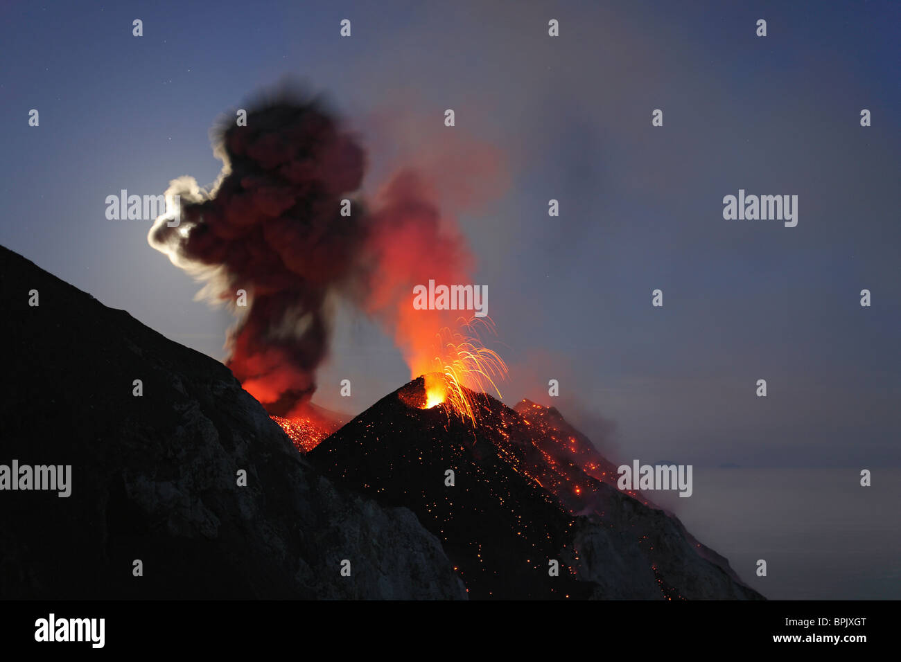 Mayo 10, 2009 - Stromboli erupción, las Islas Eolias, al norte de Sicilia, Italia. Foto de stock