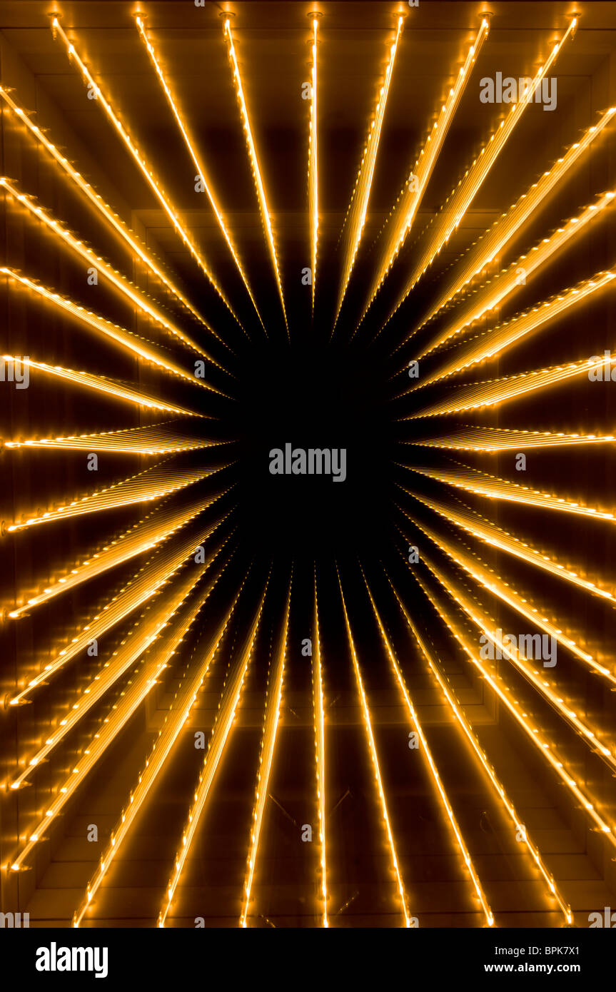 Luces reflejaron en espejo infinitas veces Foto de stock