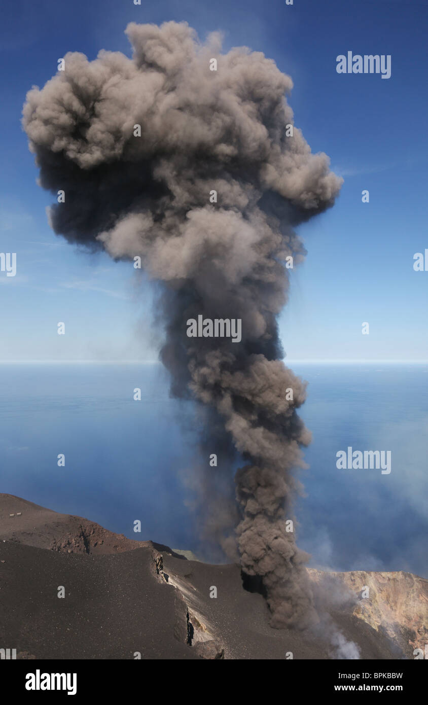 Mayo 9, 2009 - Stromboli erupción de ceniza, las Islas Eolias, al norte de Sicilia, Italia. Foto de stock