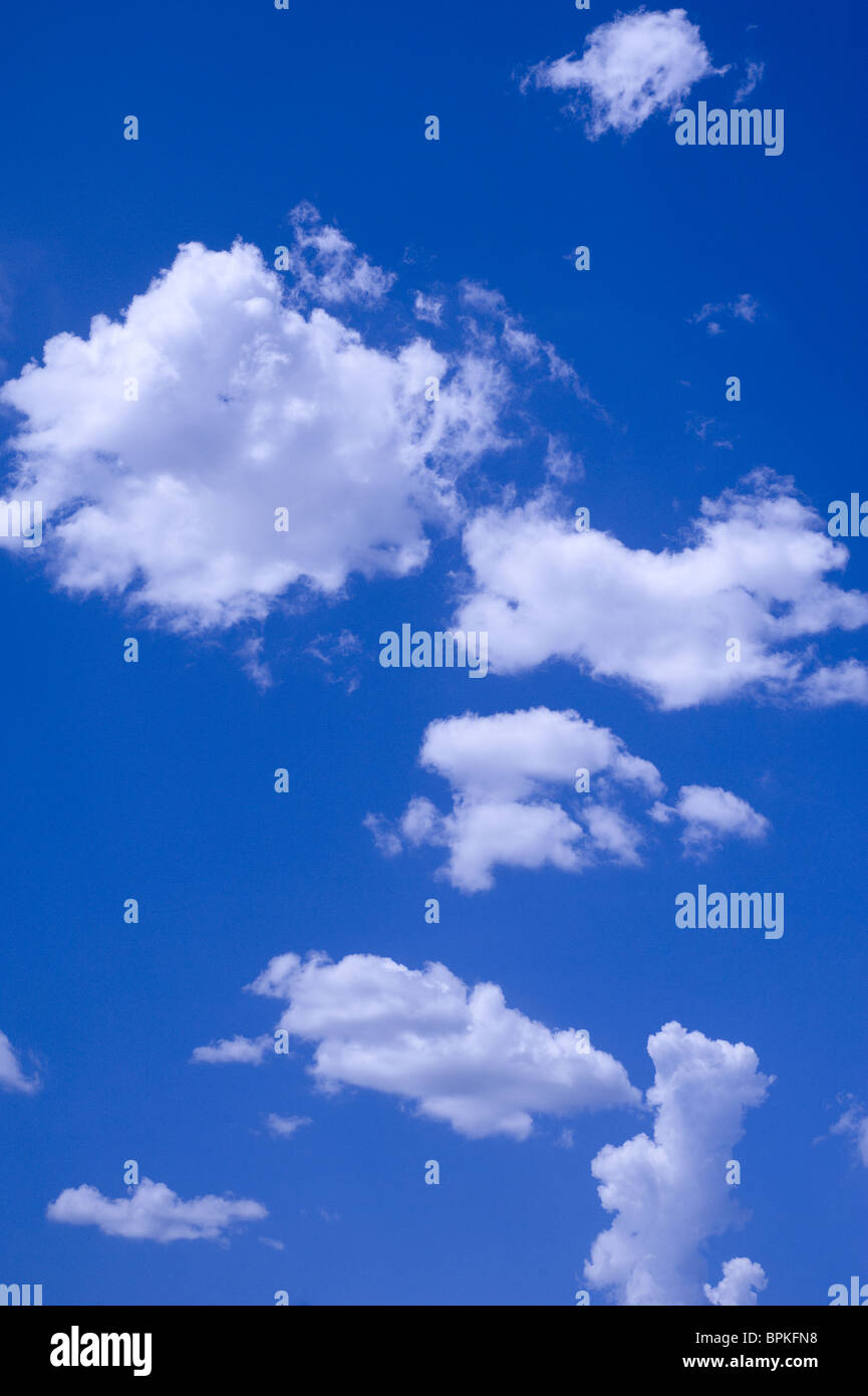 Las nubes y el cielo azul Foto de stock