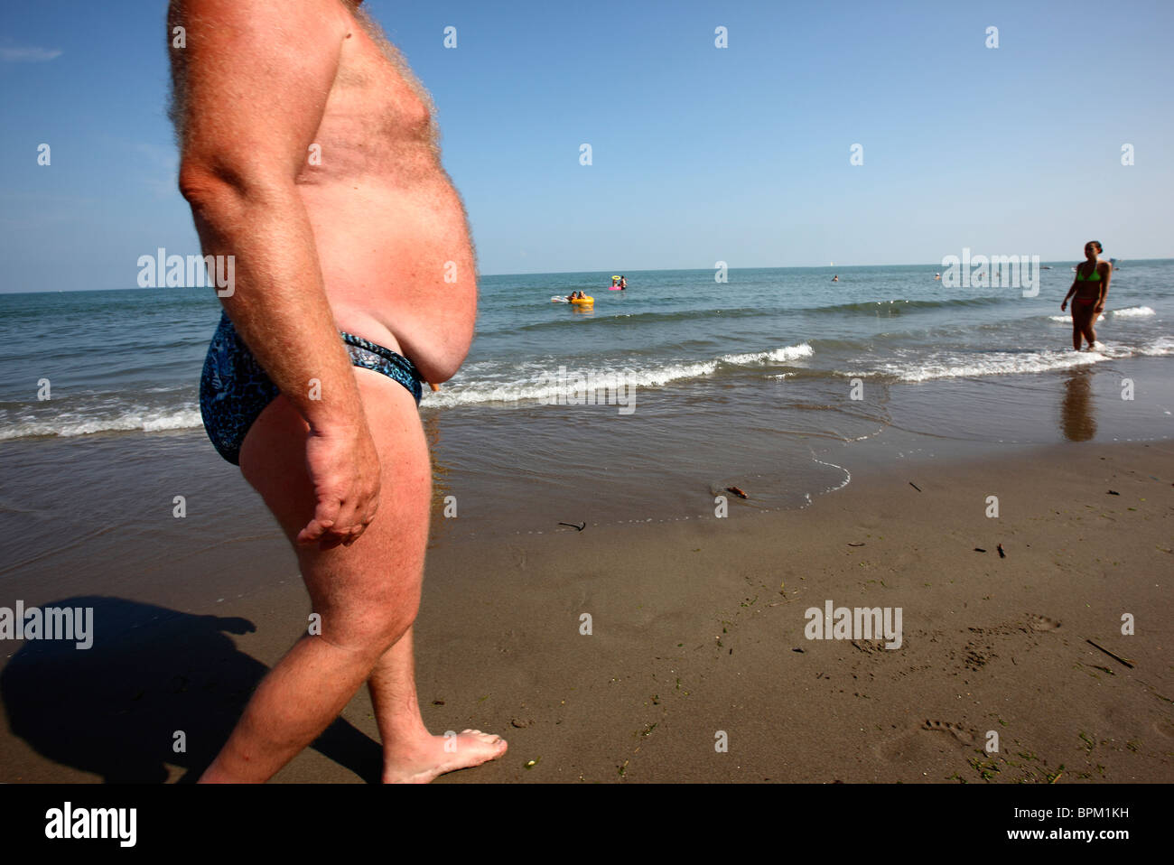 Hombre gordo en la playa fotografías e imágenes de alta resolución - Alamy