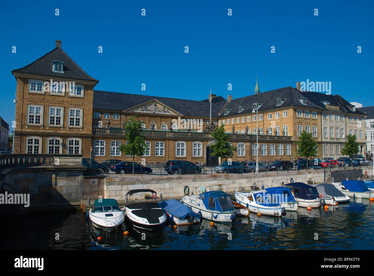 Parte posterior de Nationalmuseet Museo nacional a lo largo de un canal en la isla de Slotsholmen Frederiksholms Copenhague Dinamarca Europa central Foto de stock
