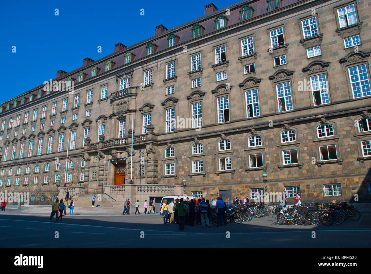 Christiansborg Palace en la isla de Slotsholmen Copenhague Dinamarca Europa central Foto de stock