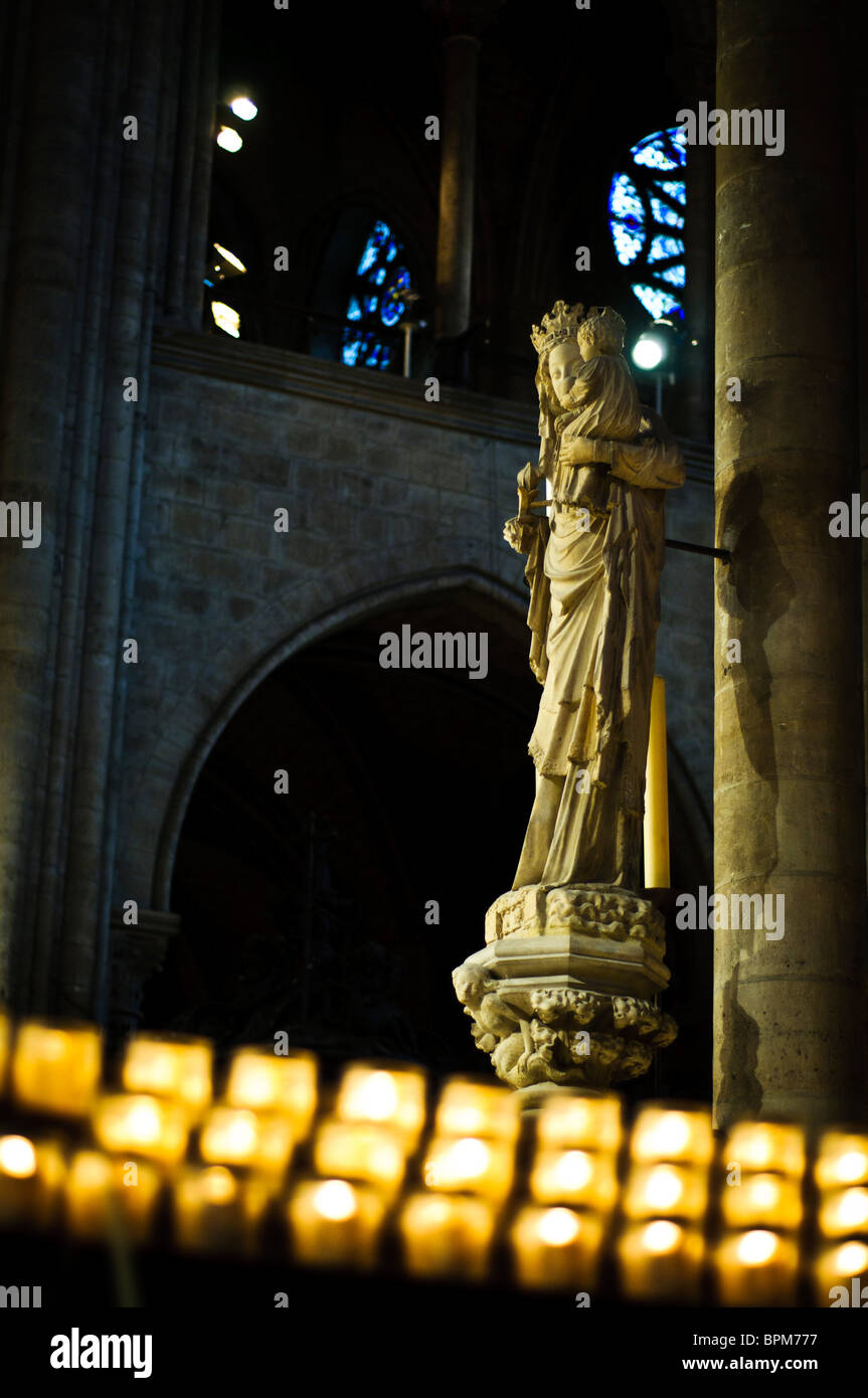 París, Francia Velas y la estatua de Santa María dentro de la