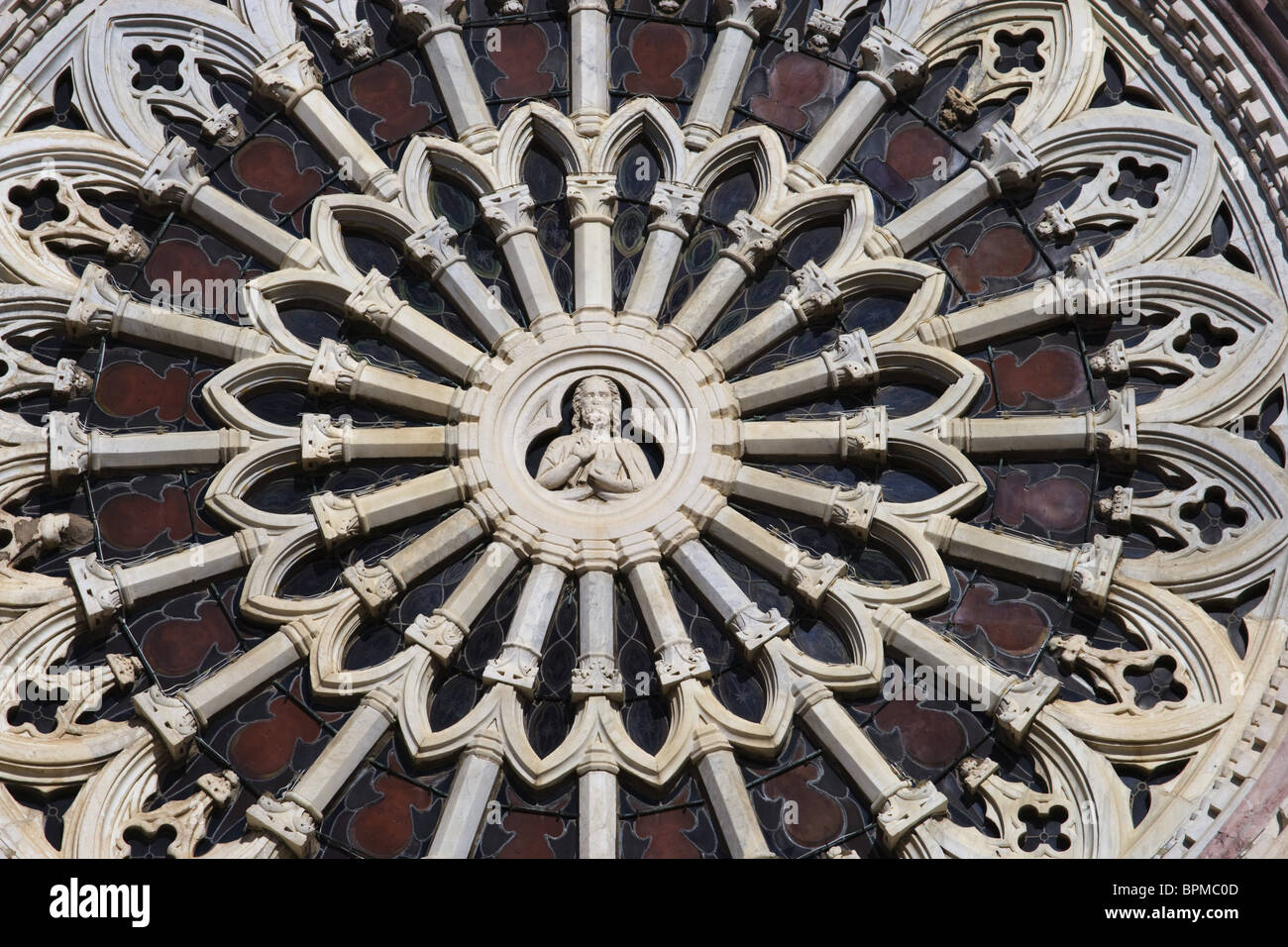 Ventana ornamentada, San Lorenzo nella Cattedrale, Piazza Dante Alighieri, Grosseto, Toscana, Italia Foto de stock