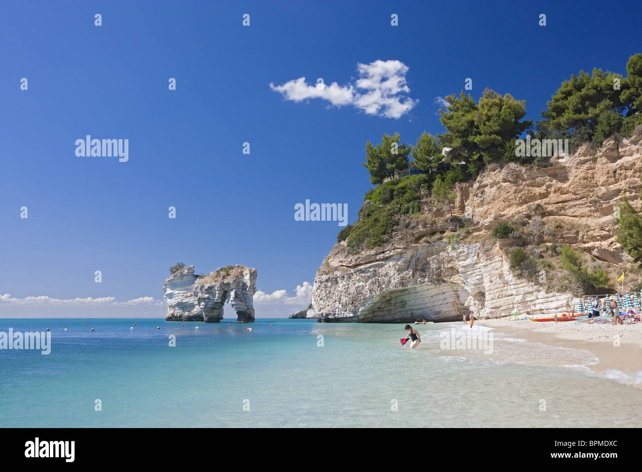 En la playa Baia delle Zagare resort, Gargano, Puglia, Italia Fotografía de  stock - Alamy