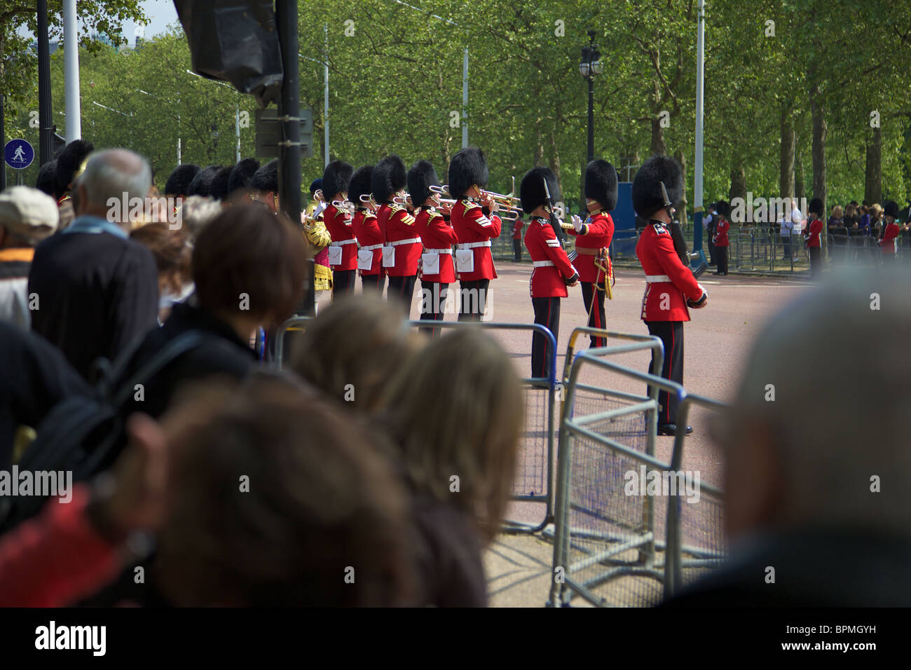 Banda del regimiento de Coldstream Guards en el Mall, Londres Foto de stock
