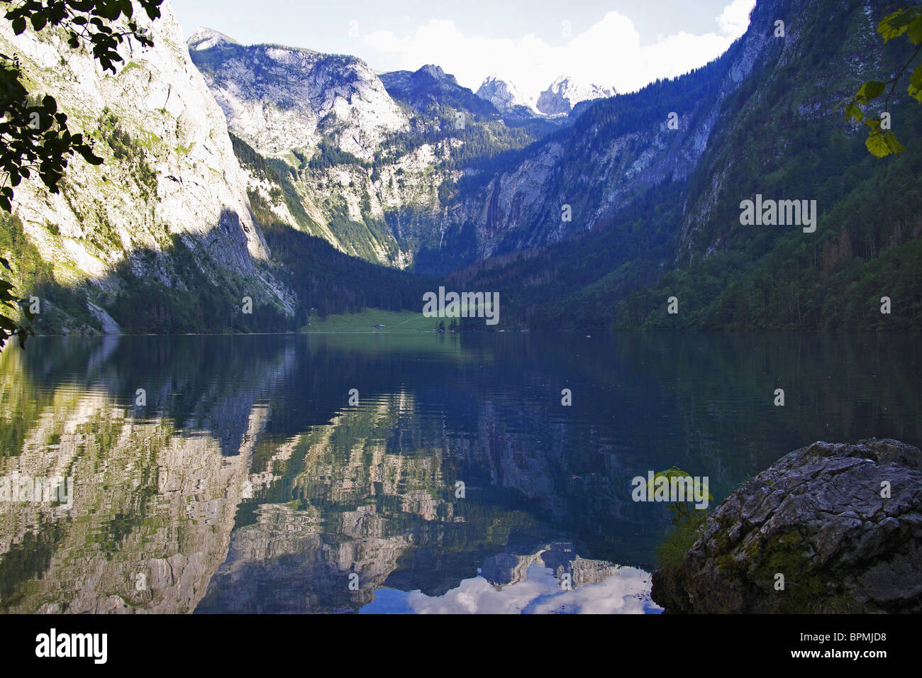 El parque Obersee Lake en el Parque Nacional Berchtesgaden, Baviera, Alemania. Foto de stock