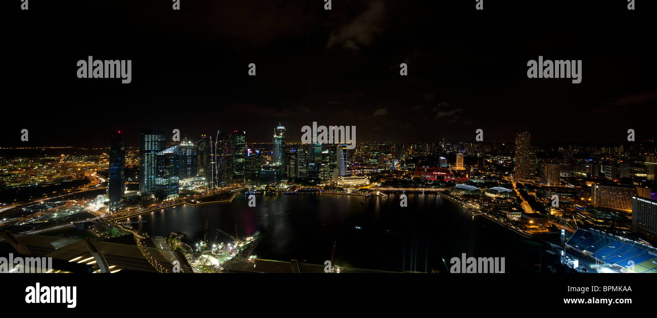 Vista panorámica de los edificios alrededor de la Bahía de Marina, en la noche de Singapur Foto de stock