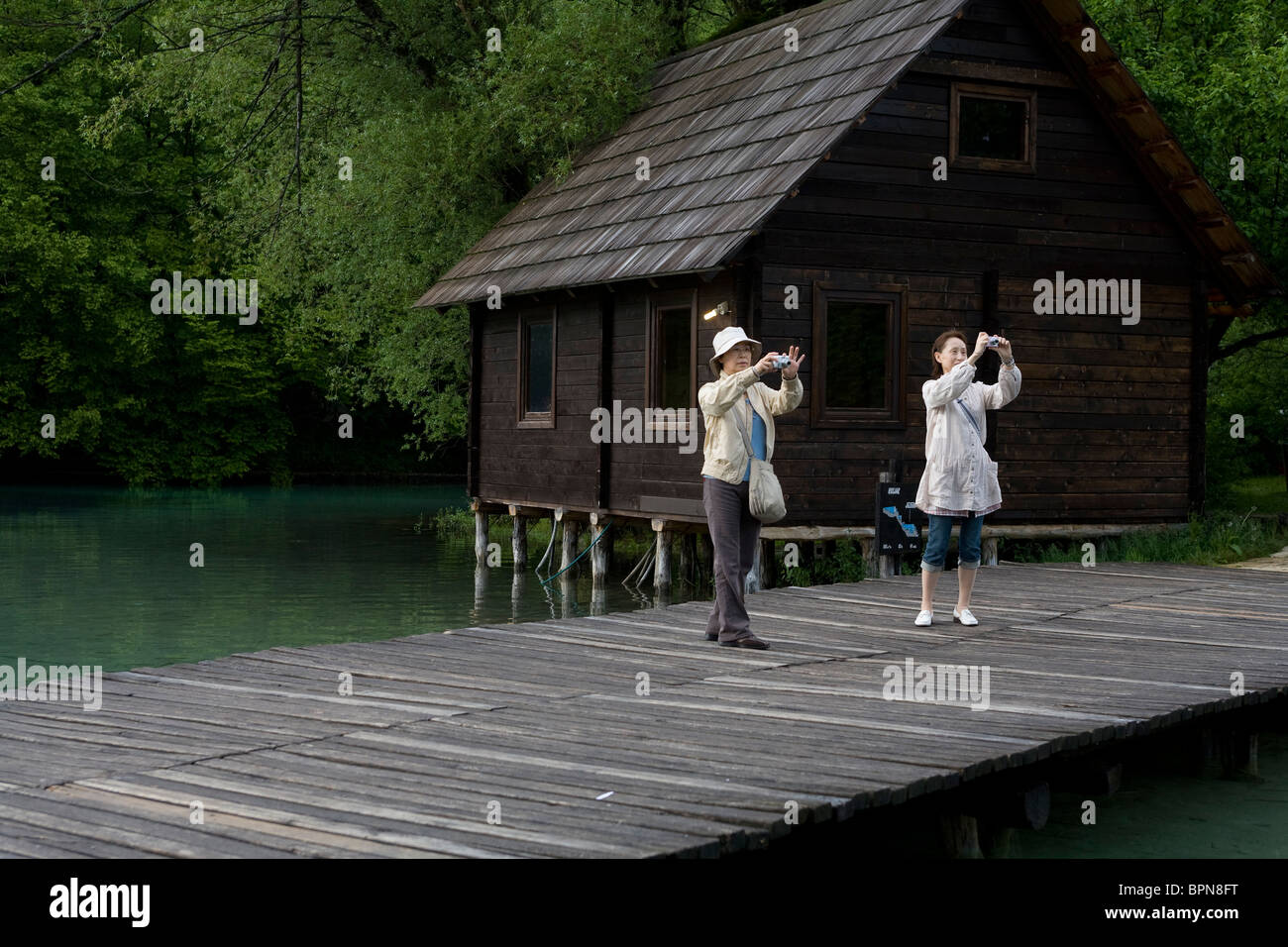 Los turistas asiáticos tomando fotos en el Parque Nacional de Los Lagos de Plitvice Foto de stock