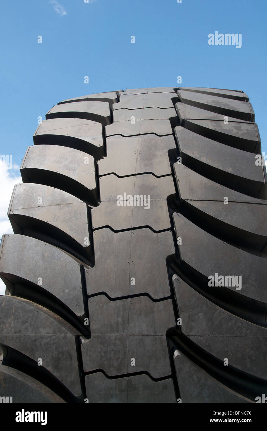 Neumáticos gigantes, el neumático más grande del mundo, museo de Michelin,  Clermont-Ferrand, Francia Fotografía de stock - Alamy