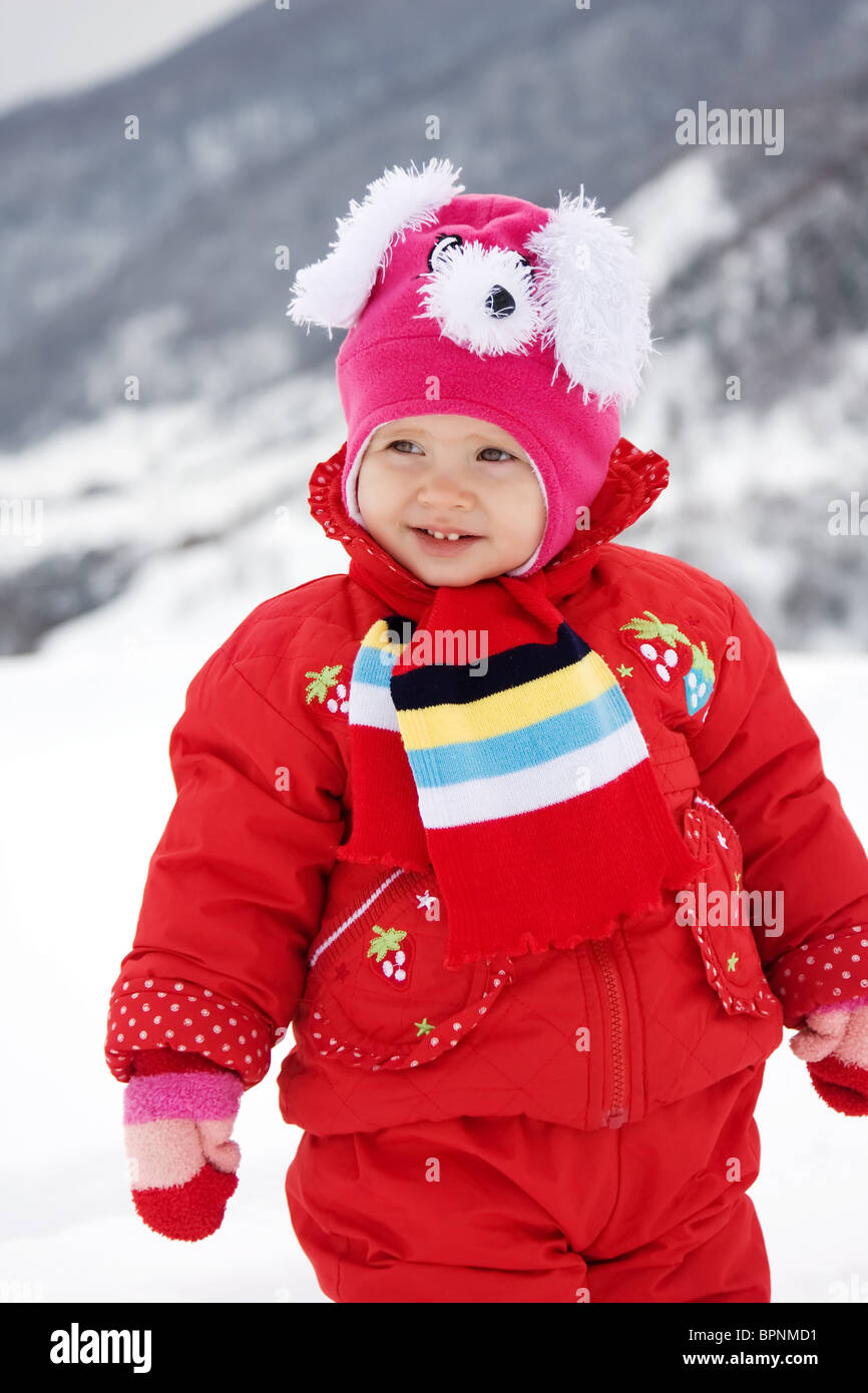 La pequeña niña disfruta de un día de invierno en la nieve. Foto de stock