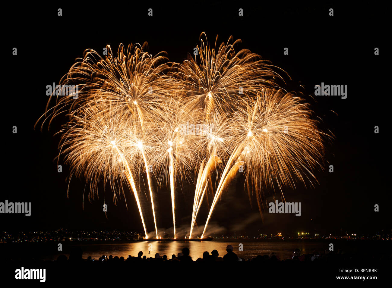Hermosos fuegos artificiales sobre la bahía inglesa durante la celebración de la noche de las Luces, México 2010, Vancouver, British Columbia, Canadá Foto de stock