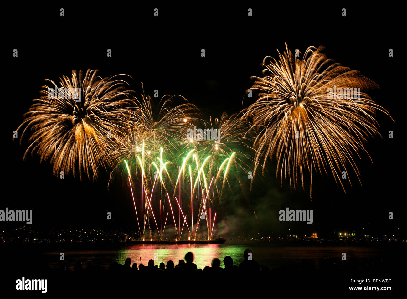 Hermosos fuegos artificiales sobre la bahía inglesa durante la celebración de la noche de las Luces, México 2010, Vancouver, British Columbia, Canadá Foto de stock