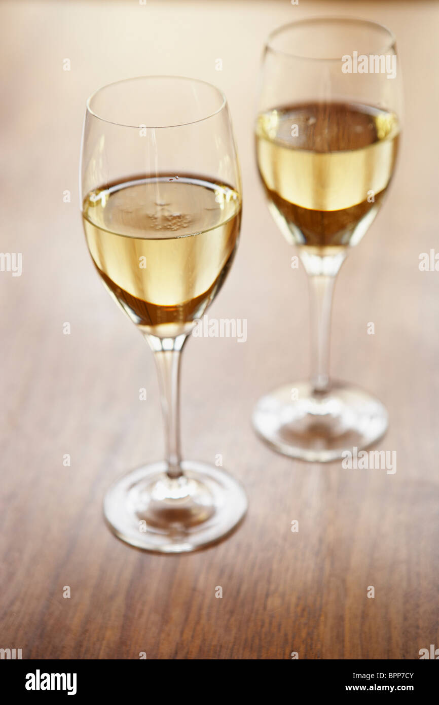 Copas de vino blanco Foto de stock