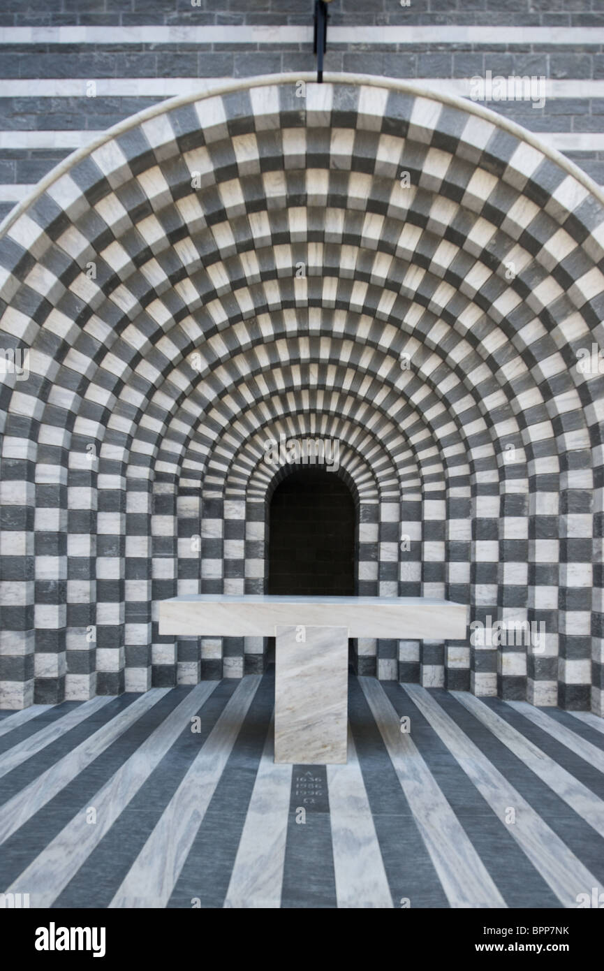 Iglesia de San Giovanni Battista, desigend por arquitecto estrella Mario Botta en Mogno, Tesino, Suiza Foto de stock