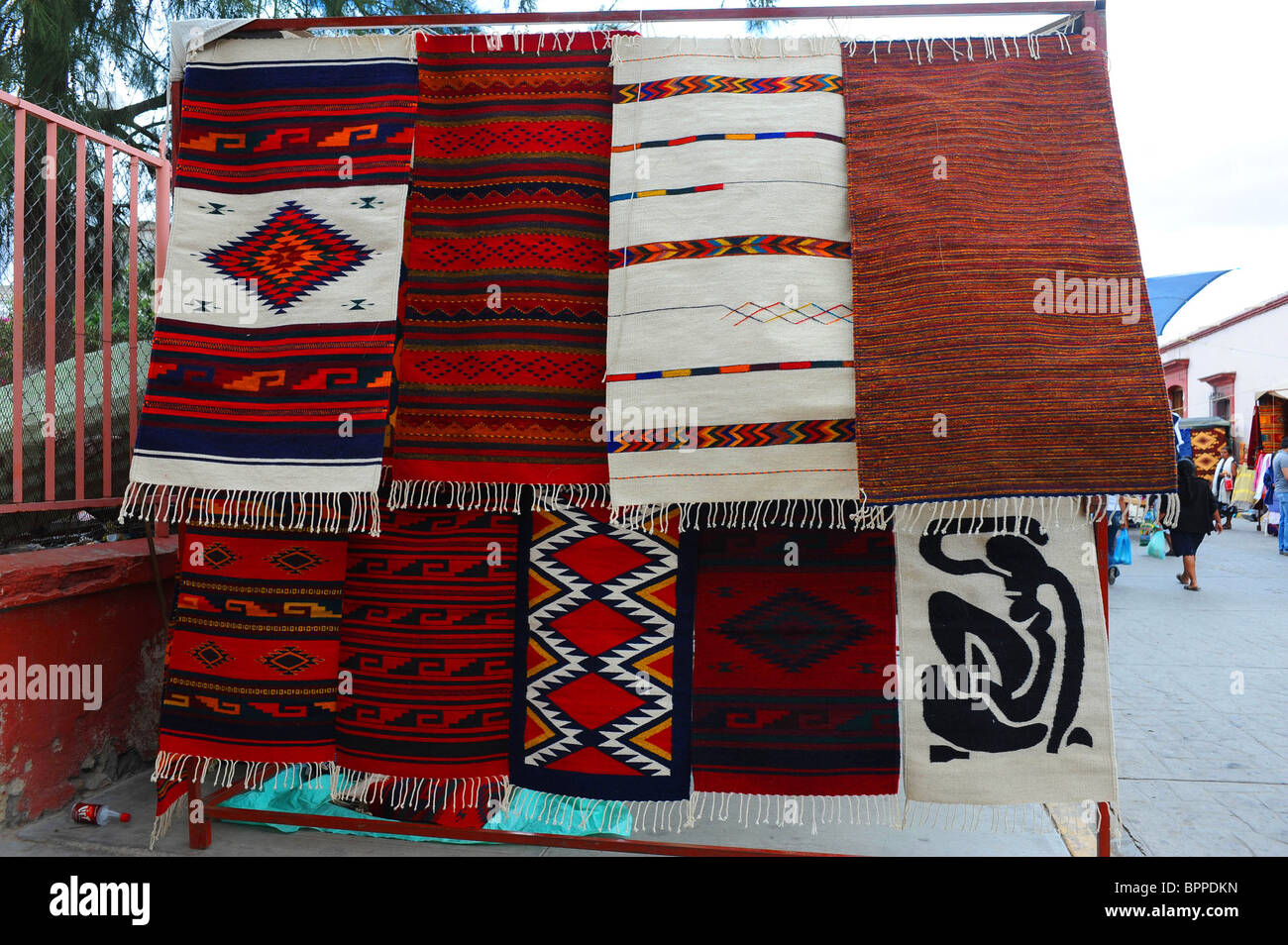 Alfombras tejidas a mano en el mercado de Tlacolula, Oaxaca, México Foto de stock