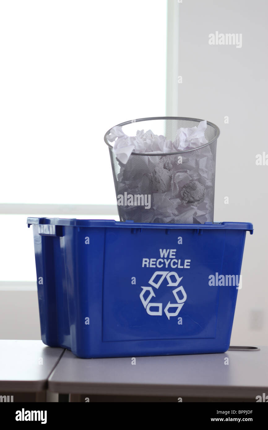 Papelera de reciclaje en la oficina con basura Foto de stock