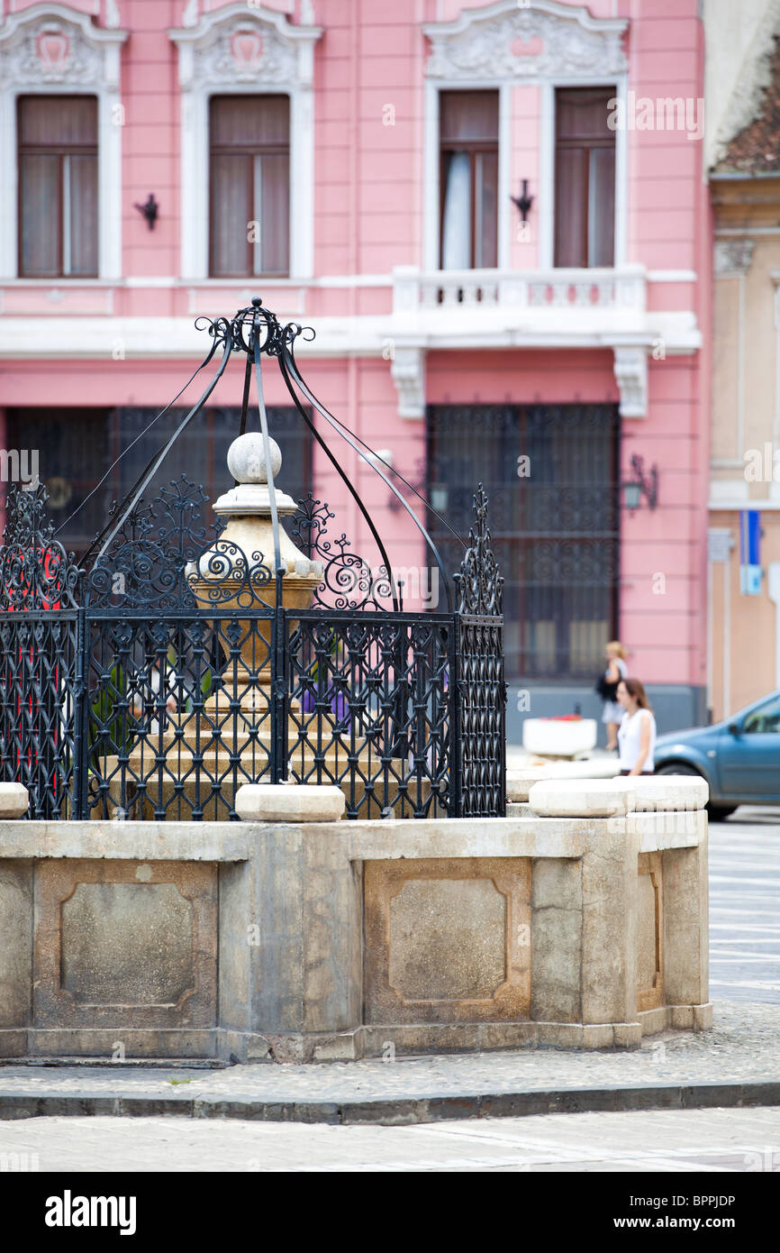 La fuente en la Piata Sfatului (Plaza del Consejo) en la ciudad de Brasov, Rumania, el 30 de julio de 2010. Foto de stock