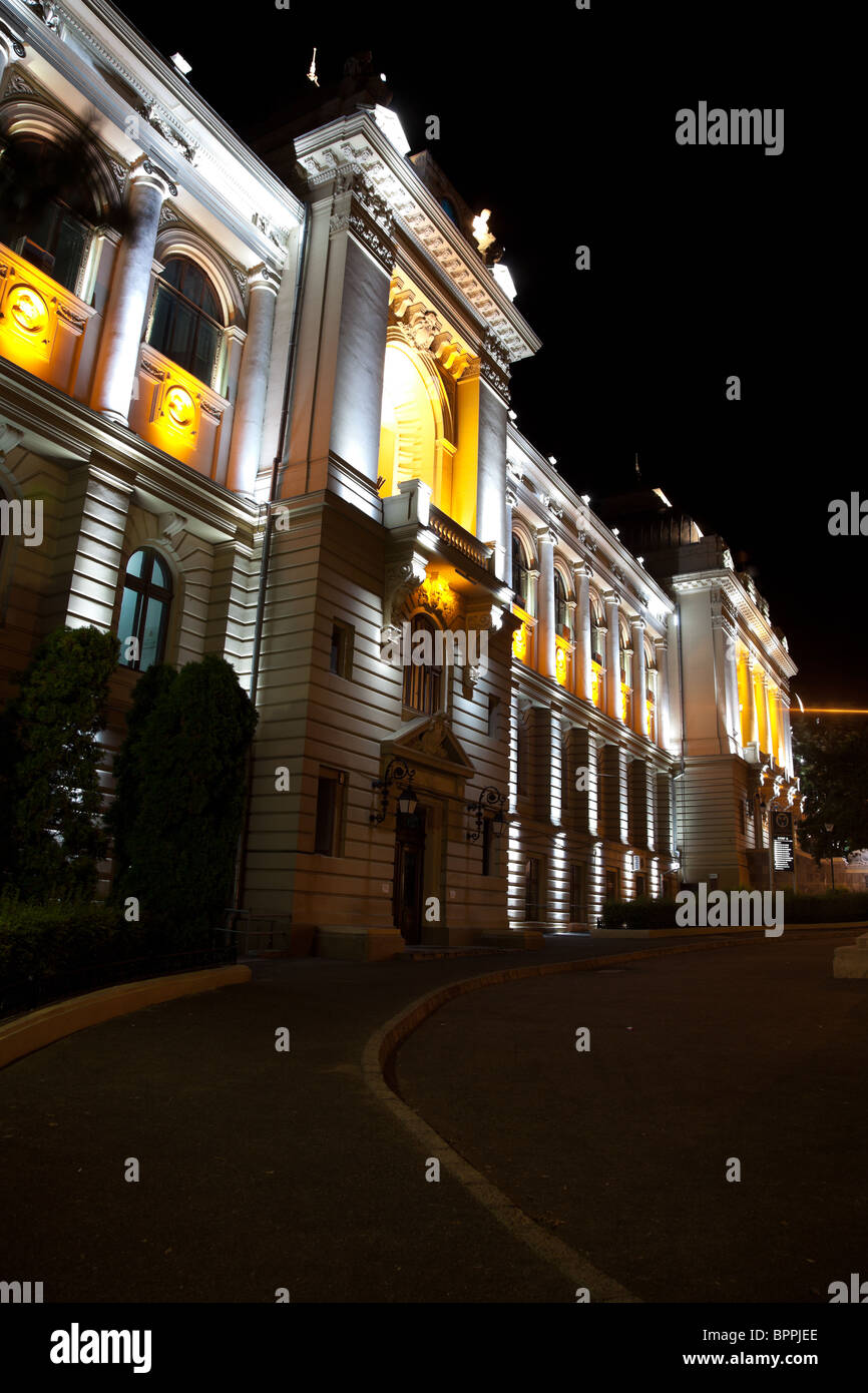 Escena nocturna de la Universidad Alexandru Ioan Cuza de iasi, rumania Foto de stock