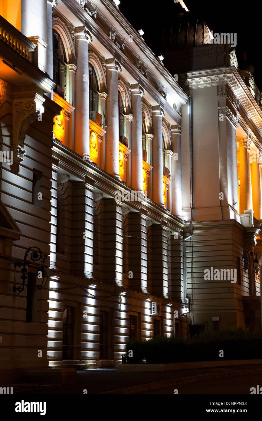 Escena nocturna de la Universidad Alexandru Ioan Cuza de iasi, rumania Foto de stock