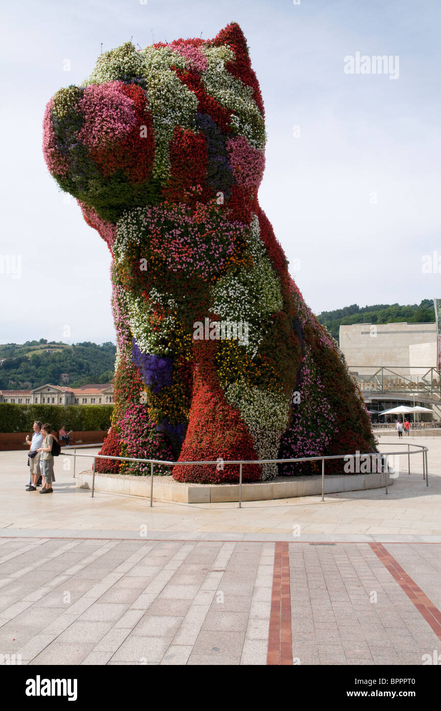 El Museo Guggenheim Bilbao : - Euskadi, Pais Vasco España cachorro, el perro  escultura floral de Jeff Koons Fotografía de stock - Alamy