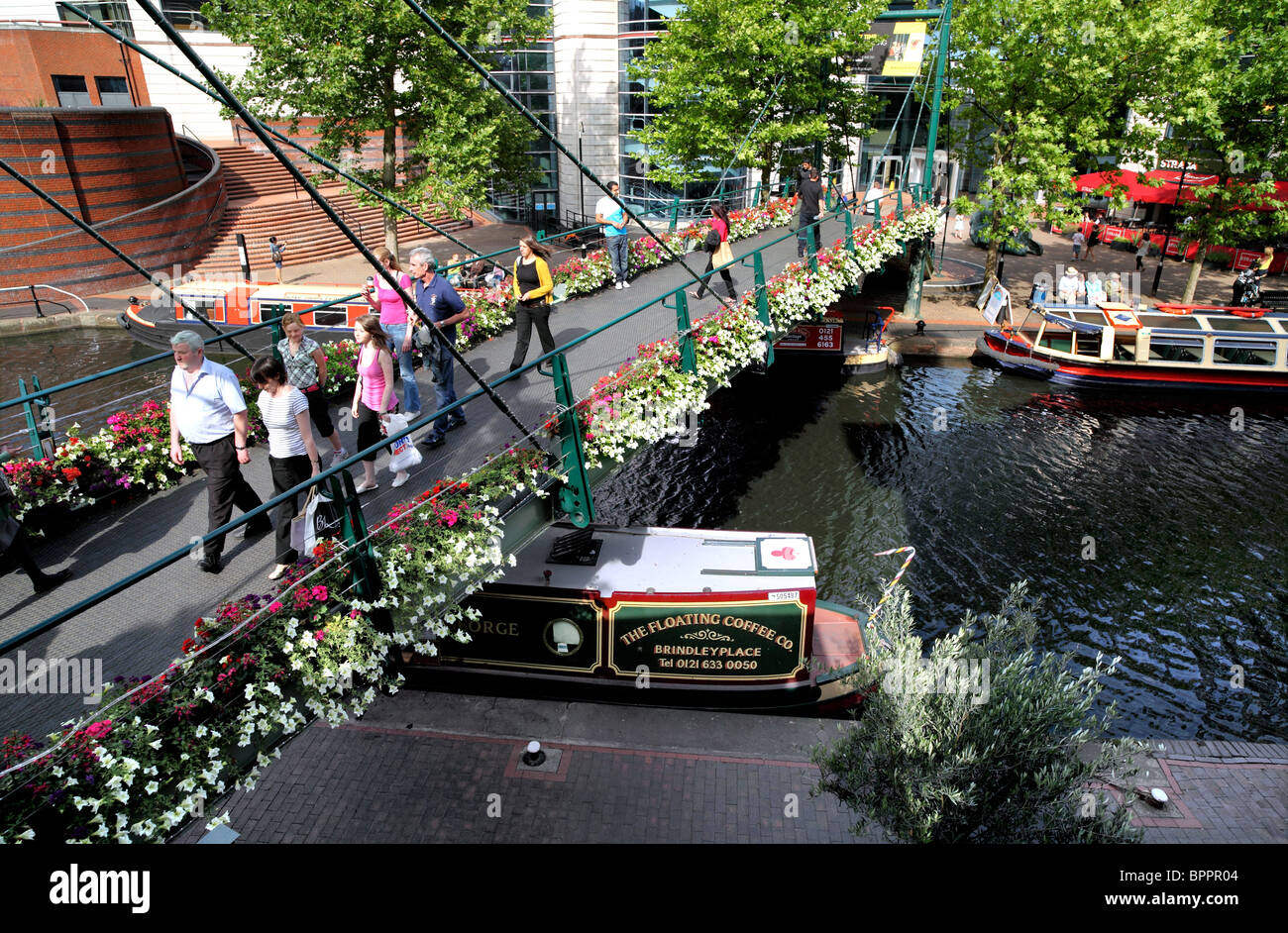 Pasarela conecta Brindleyplace al Centro Internacional de Convenciones (ICC) en el extremo del canal, Birmingham. Foto de stock