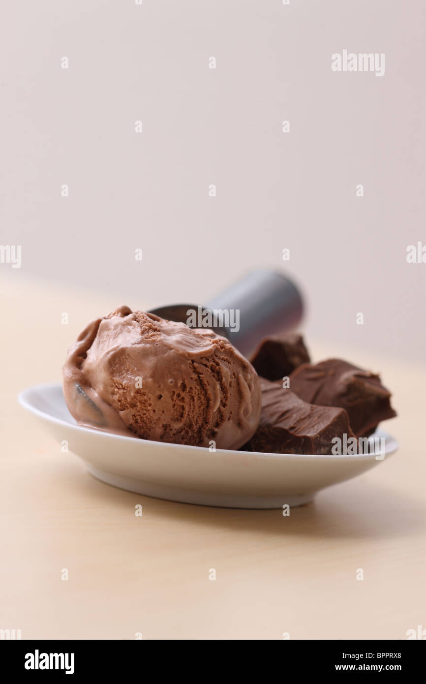Boca de helado de chocolate y pedazos de chocolate Foto de stock