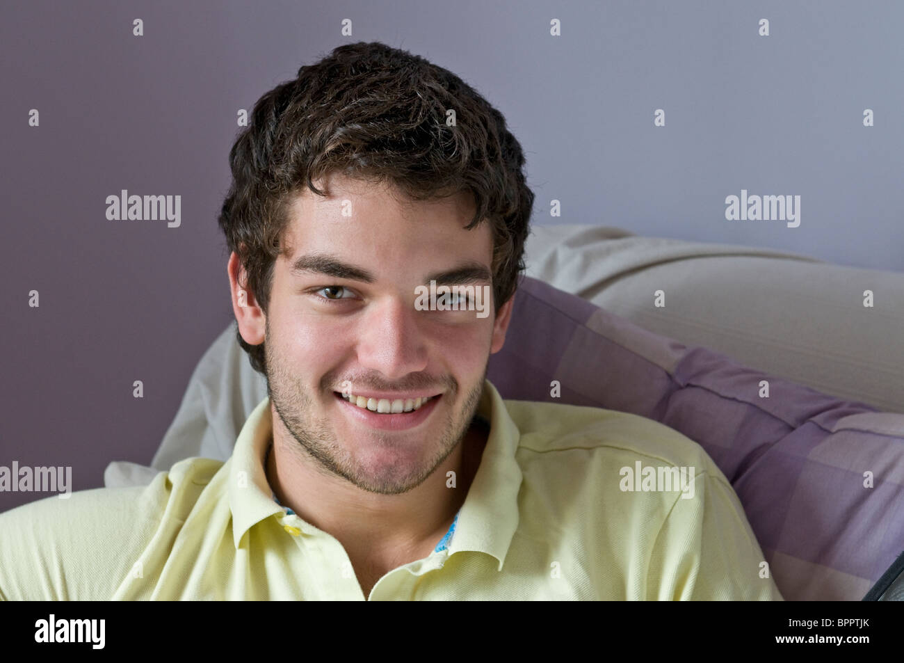19-21 años los jóvenes enfrentan retrato moderno barba seguro adolescente relajante sentarse en su habitación piso compartido en casa Foto de stock