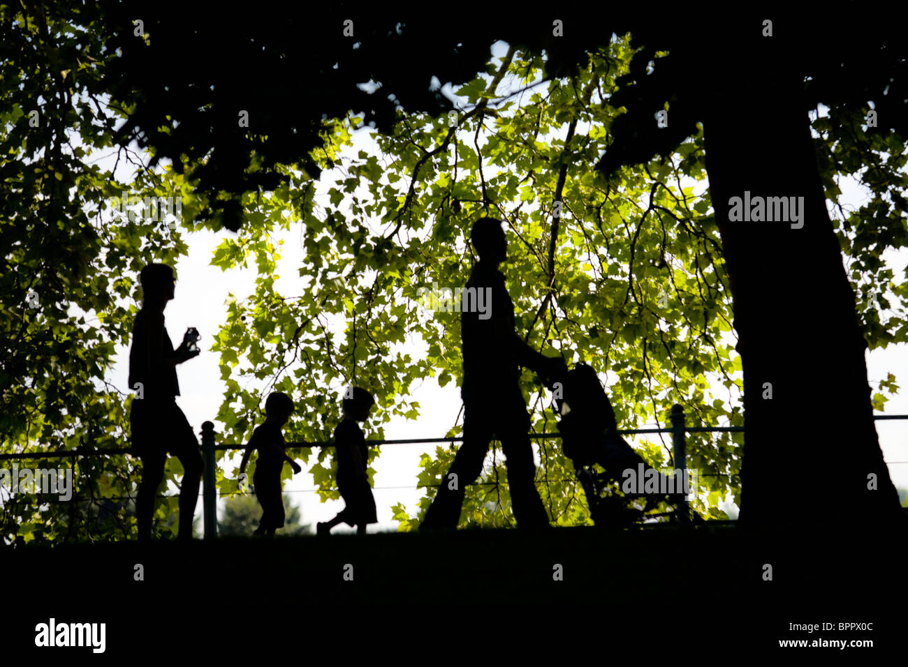 El esbozo de una familia paseando en el parque de Napoleón III en Vichy (Francia). Hombre y mujer con hijos. Foto de stock