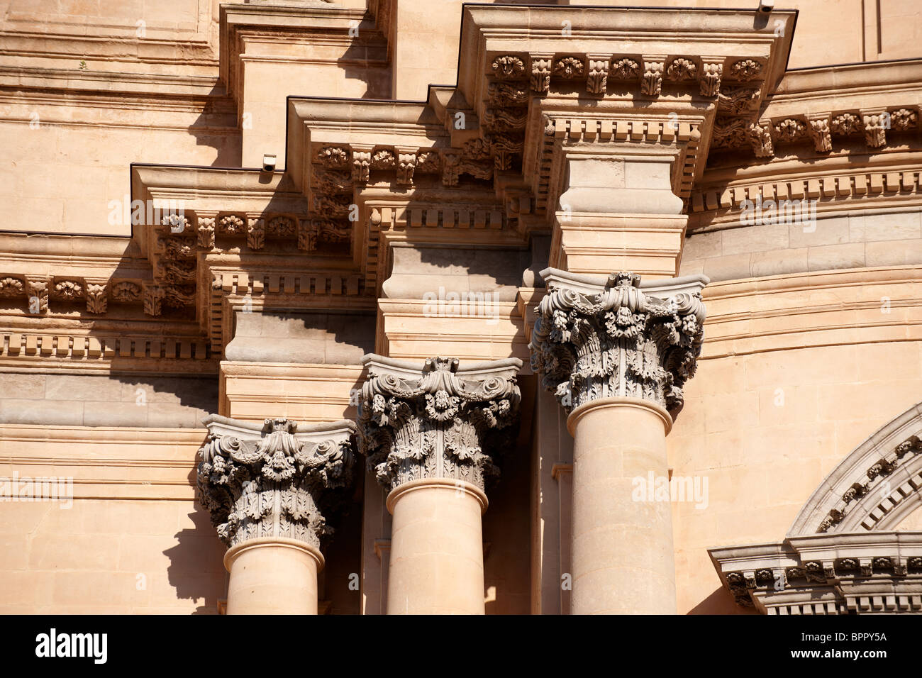 Corintian columnas de la catedral barroca de San George diseñado por Rosario Gagliardi , Plaza Duomo, Ragusa Ibla, Sicilia. Foto de stock