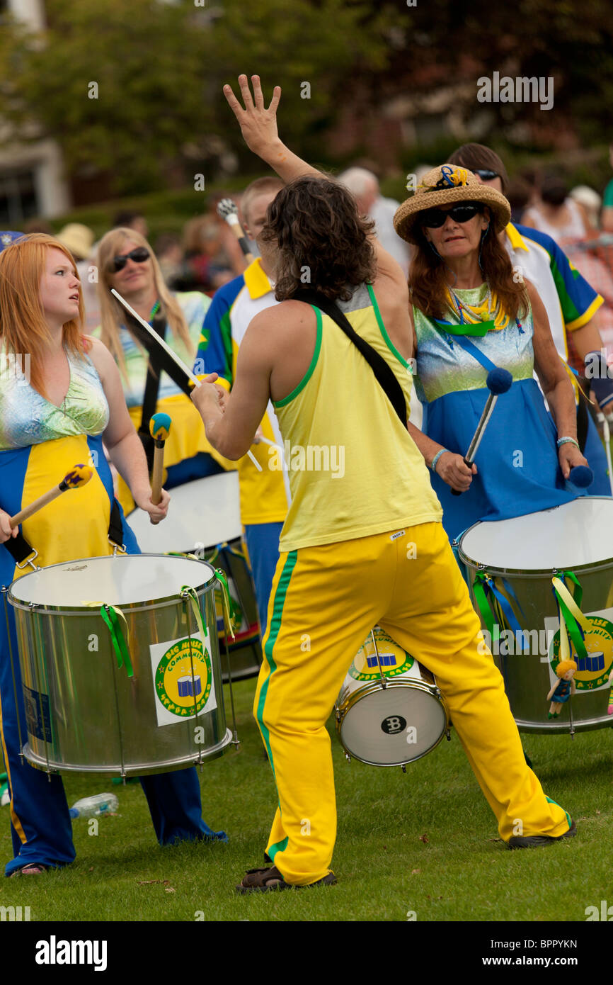 Banda de tambores de samba en feria país por gran ruido Comunidad Banda Samba Foto de stock