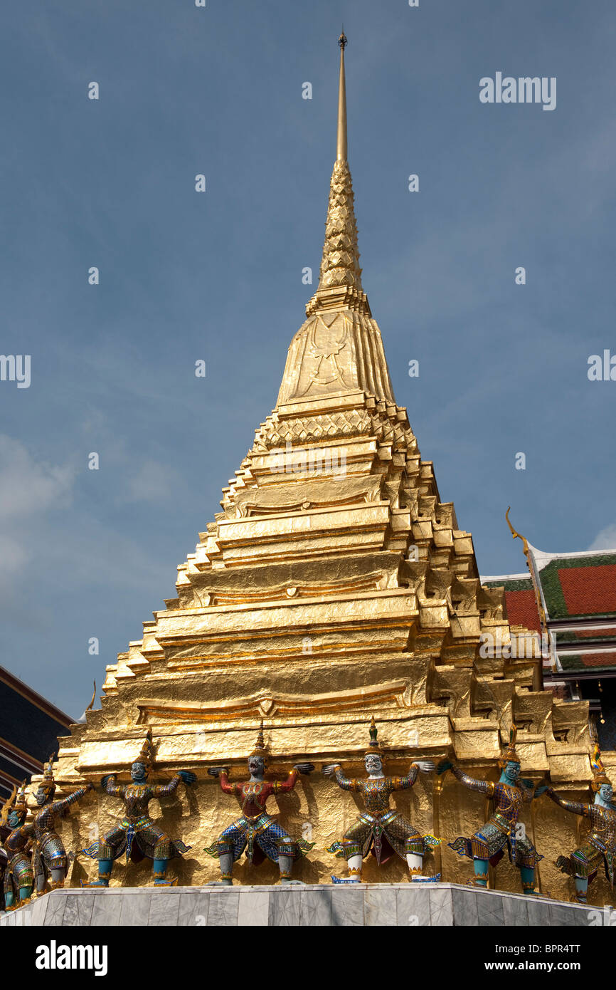 Los demonios protector de la parte inferior de un Chedi dorado, en el templo del Buda de Esmeralda (Wat Phra Kaeo), el Grand Palace, Bangkok, Tailandia Foto de stock